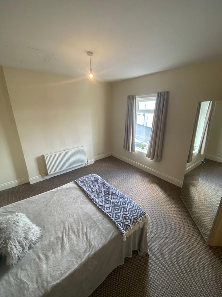 Room Fern Avenue in Doncaster