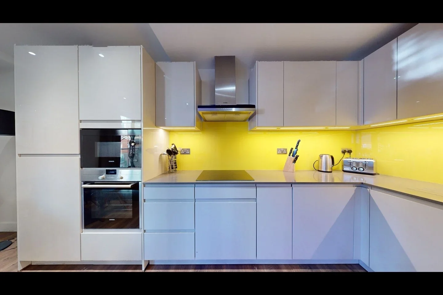 Flat Fairclough Street in Greater London