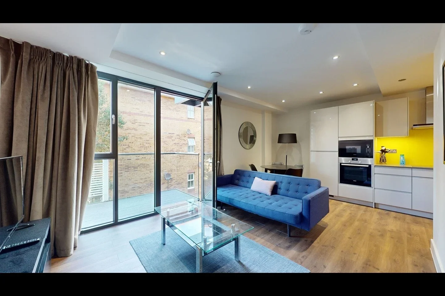 Flat Fairclough Street in Greater London