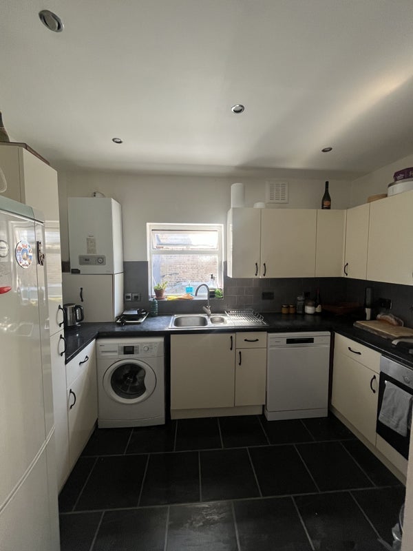 Room Replingham Road in Greater London