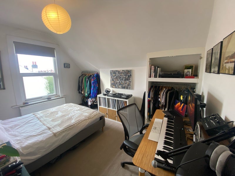 Room Coverton Road in Greater London