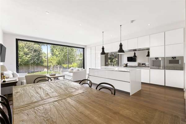 House Thurleigh Road in Greater London