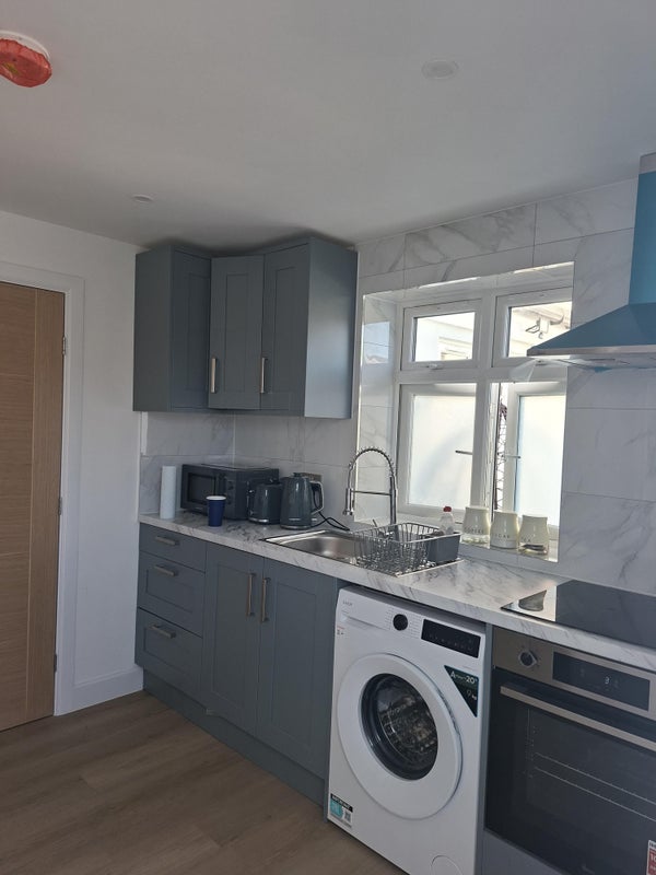Room Crest Avenue in Basildon