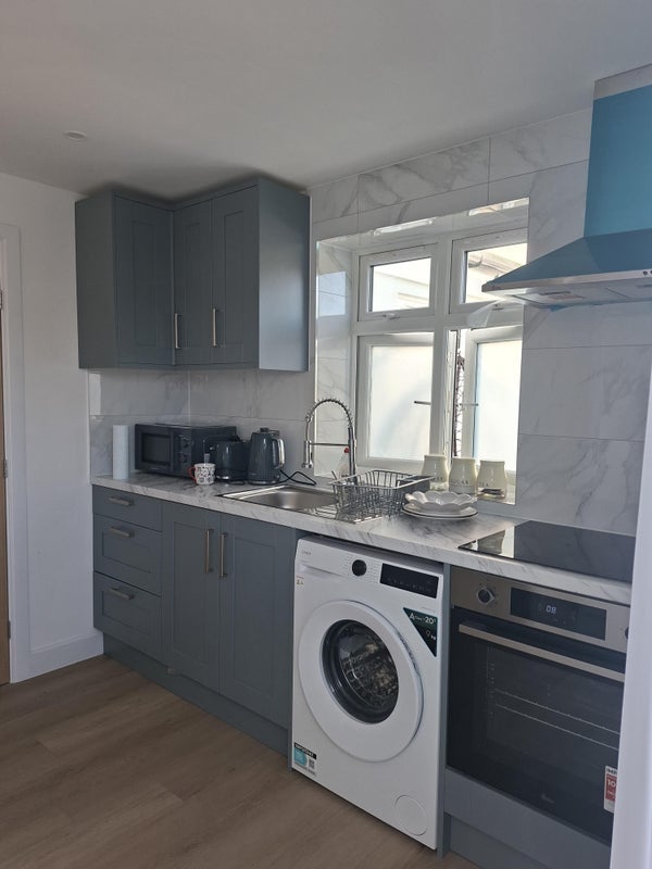 Room Crest Avenue in Basildon