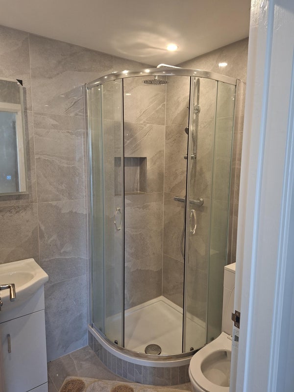 Room Crest Avenue in Basildon