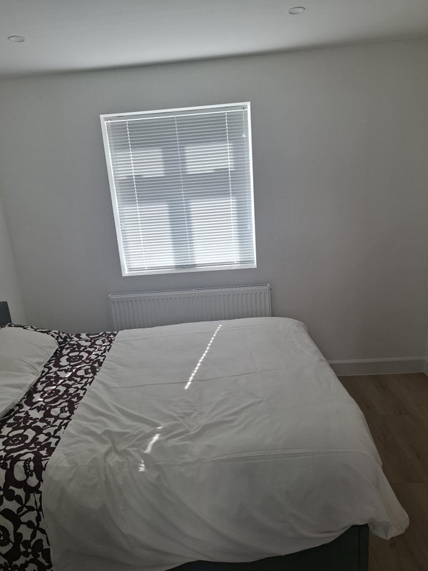 Room Crest Avenue in Basildon
