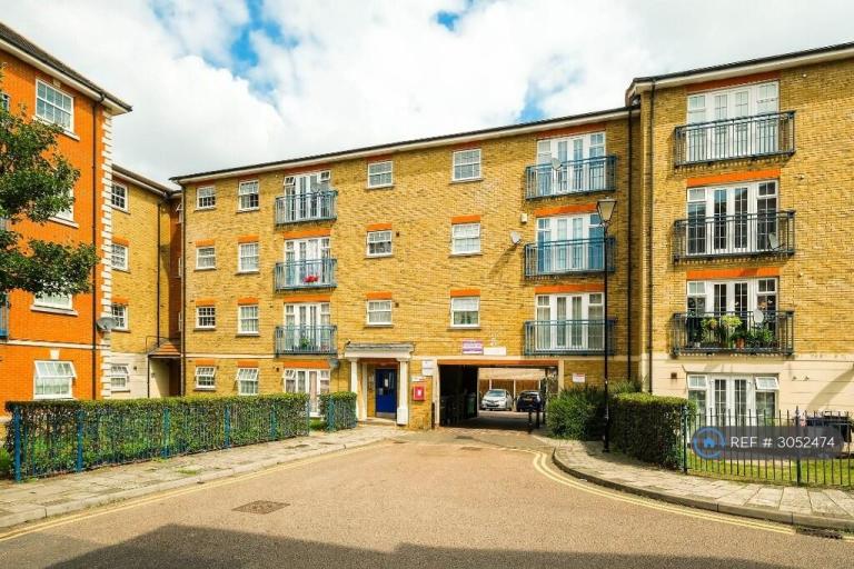 Flat Queensberry Place in Greater London