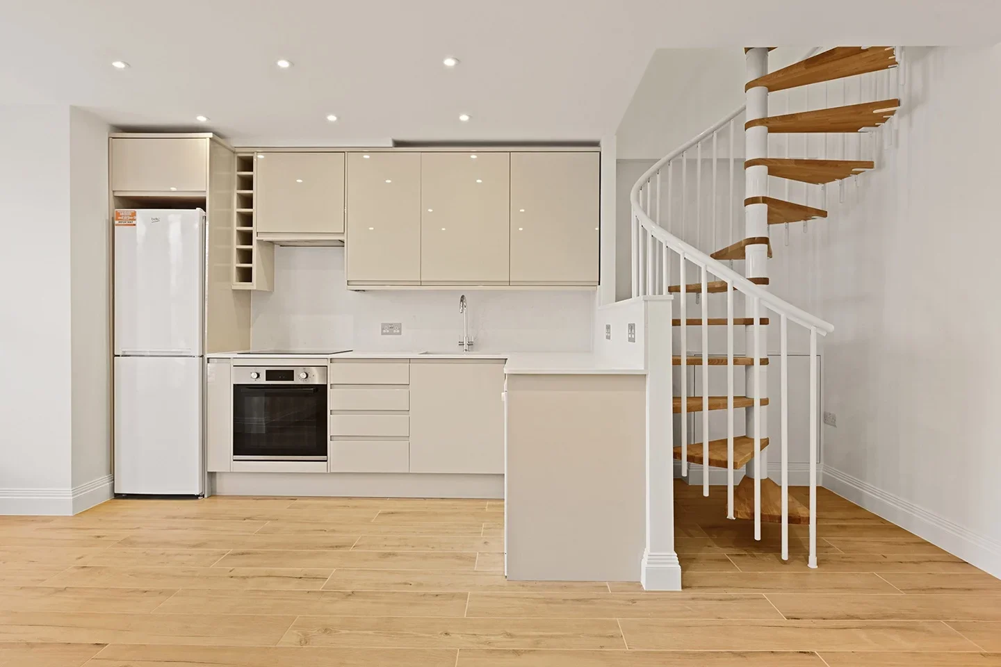 Flat Bowes Road in Greater London