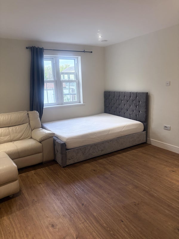 Flat Beacon Road in Greater London