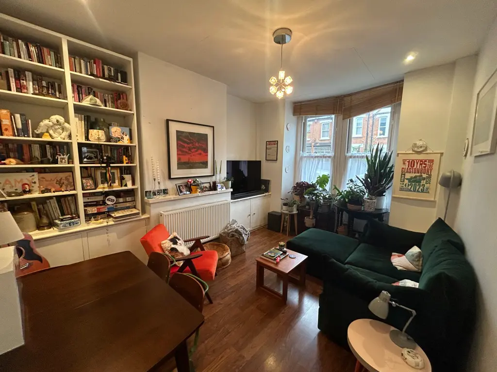 Flat Deerdale Road in Greater London