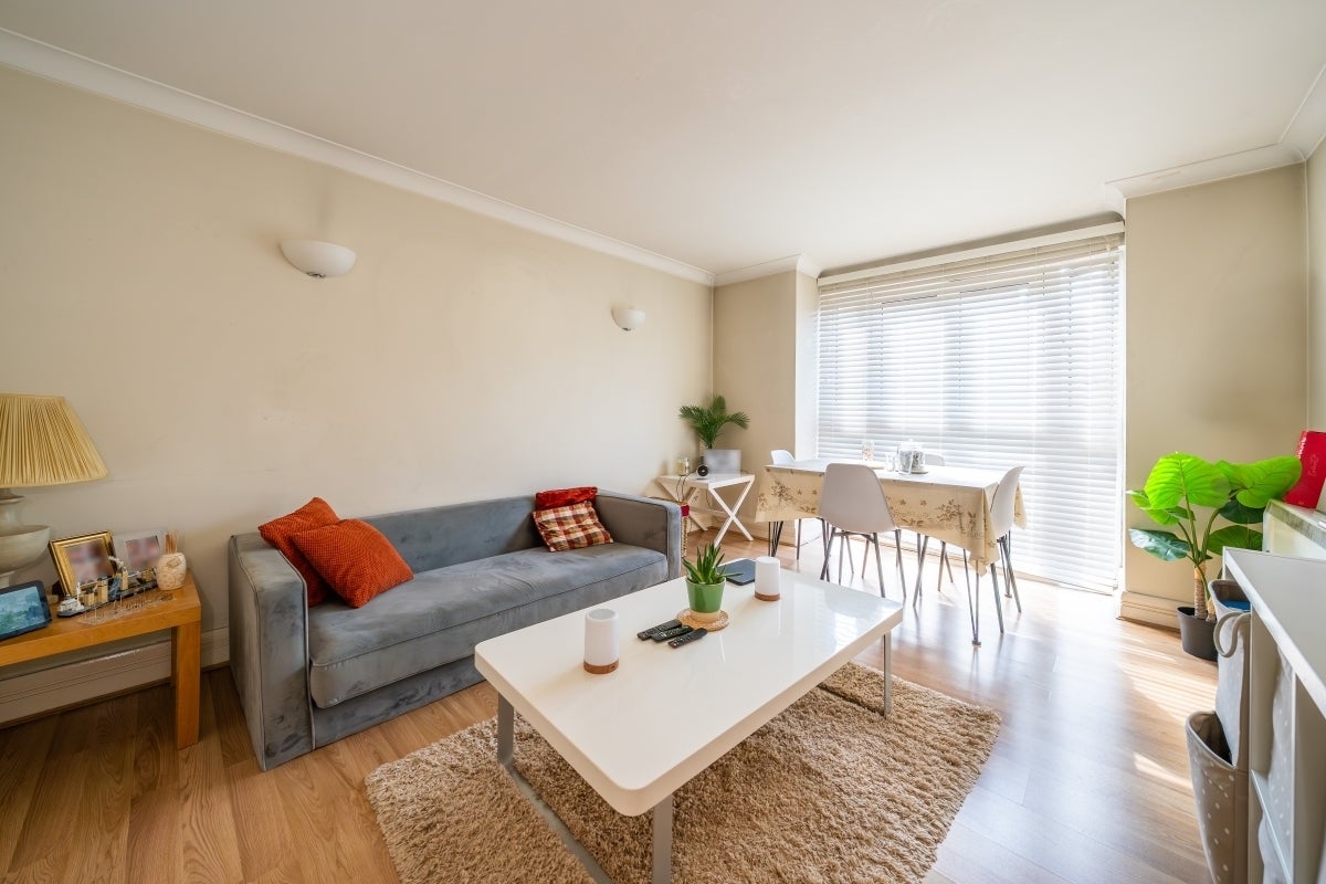 Flat Clapham High Street in Greater London