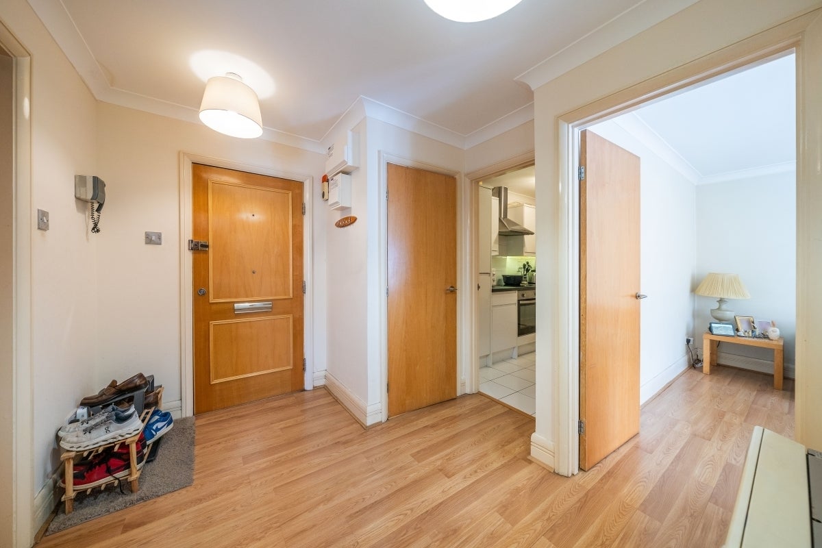 Flat Clapham High Street in Greater London