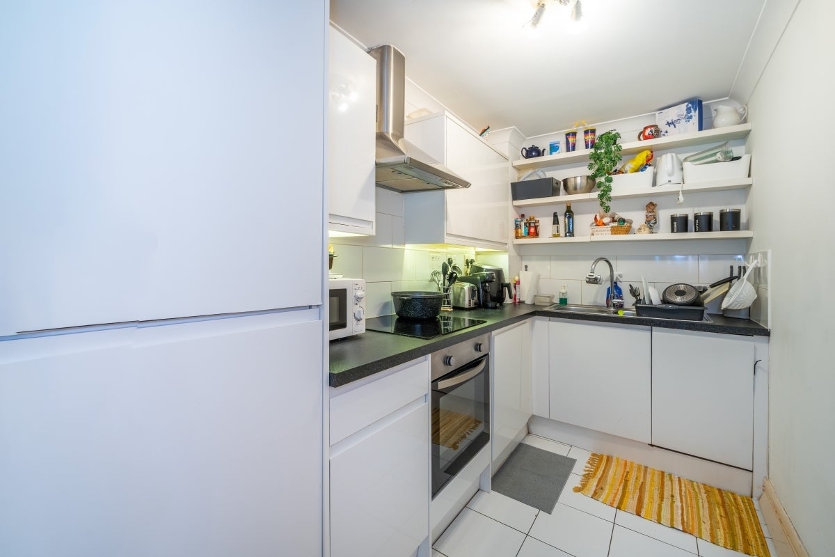 Flat Clapham High Street in Greater London