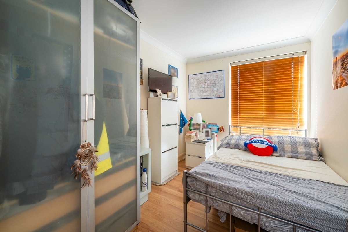 Flat Clapham High Street in Greater London