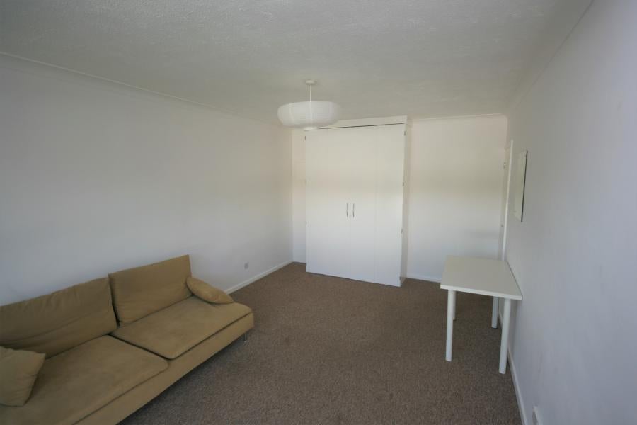Flat Hamilton Road in Reading
