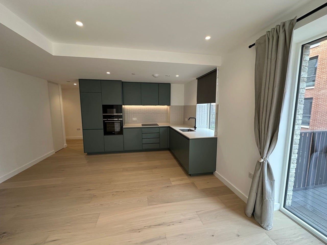 Flat Parkview Avenue in Greater London