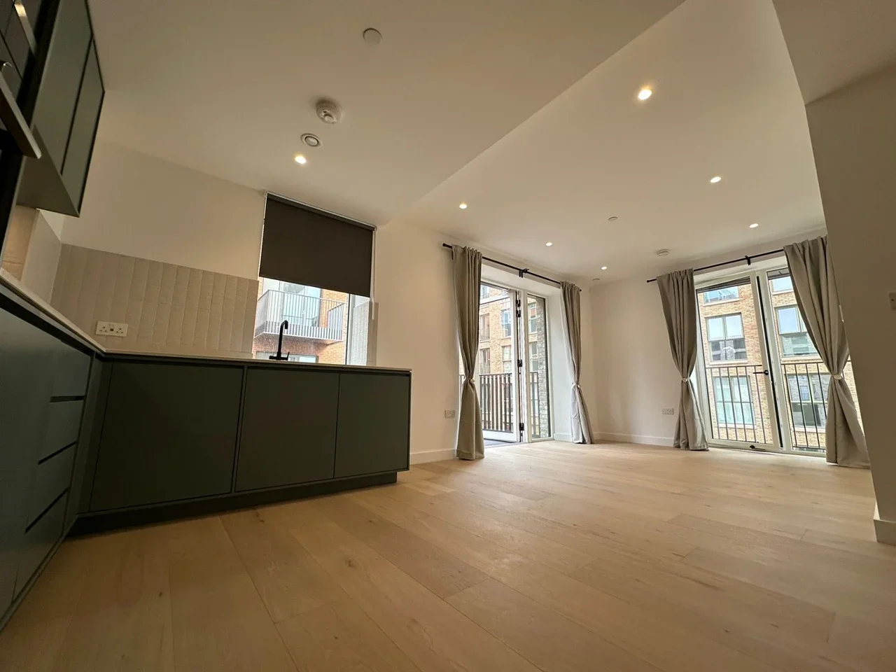 Flat Parkview Avenue in Greater London