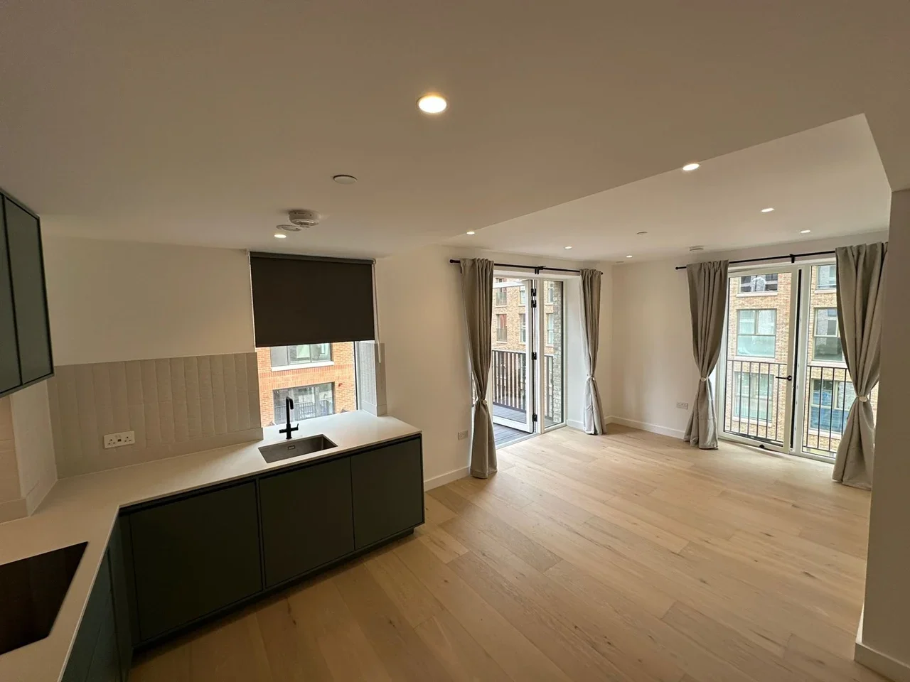 Flat Parkview Avenue in Greater London