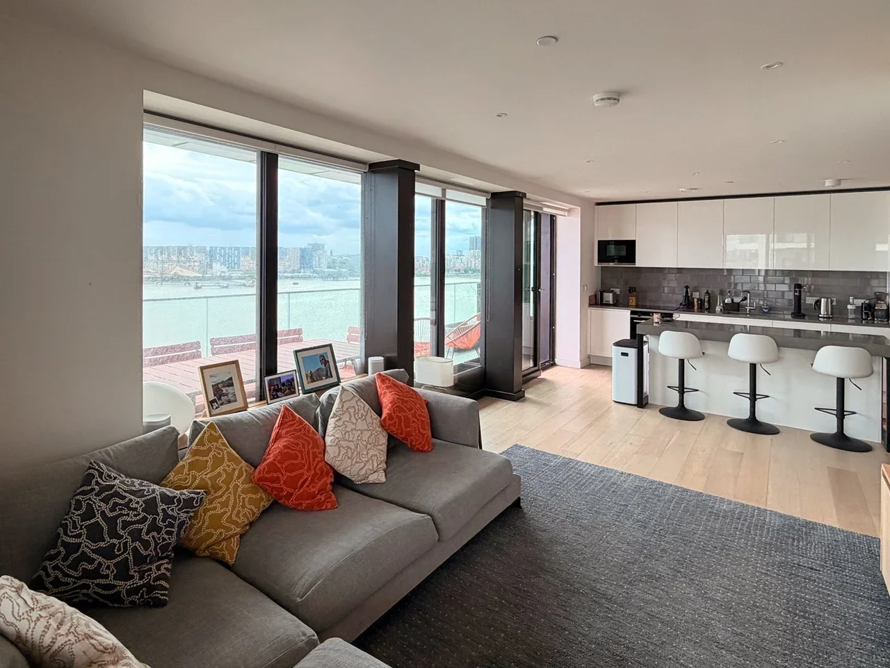 Flat Riverside Walk in Greater London
