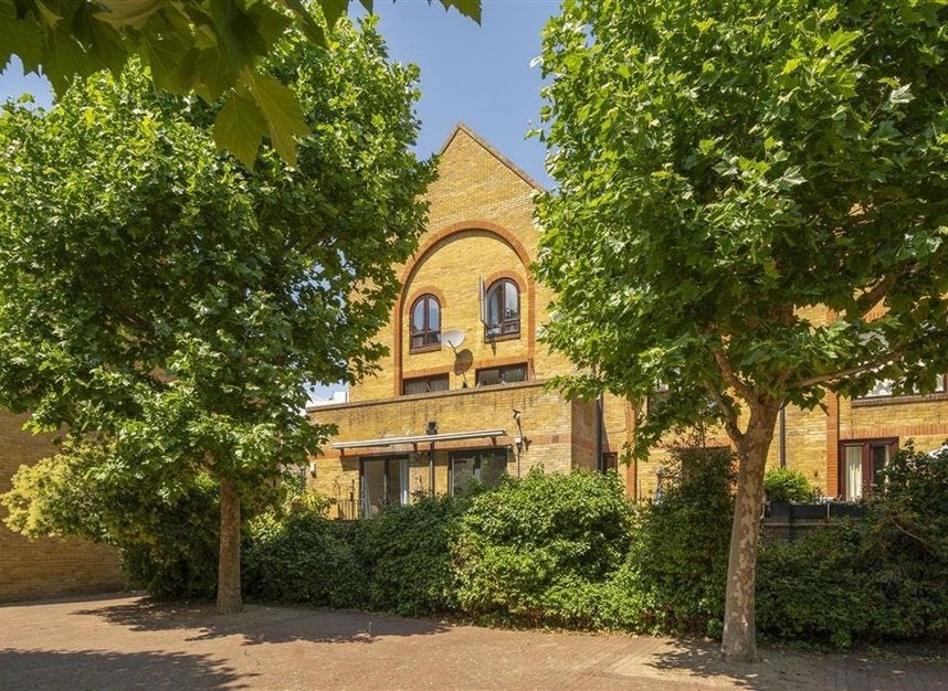 Flat Waveney Close in Greater London