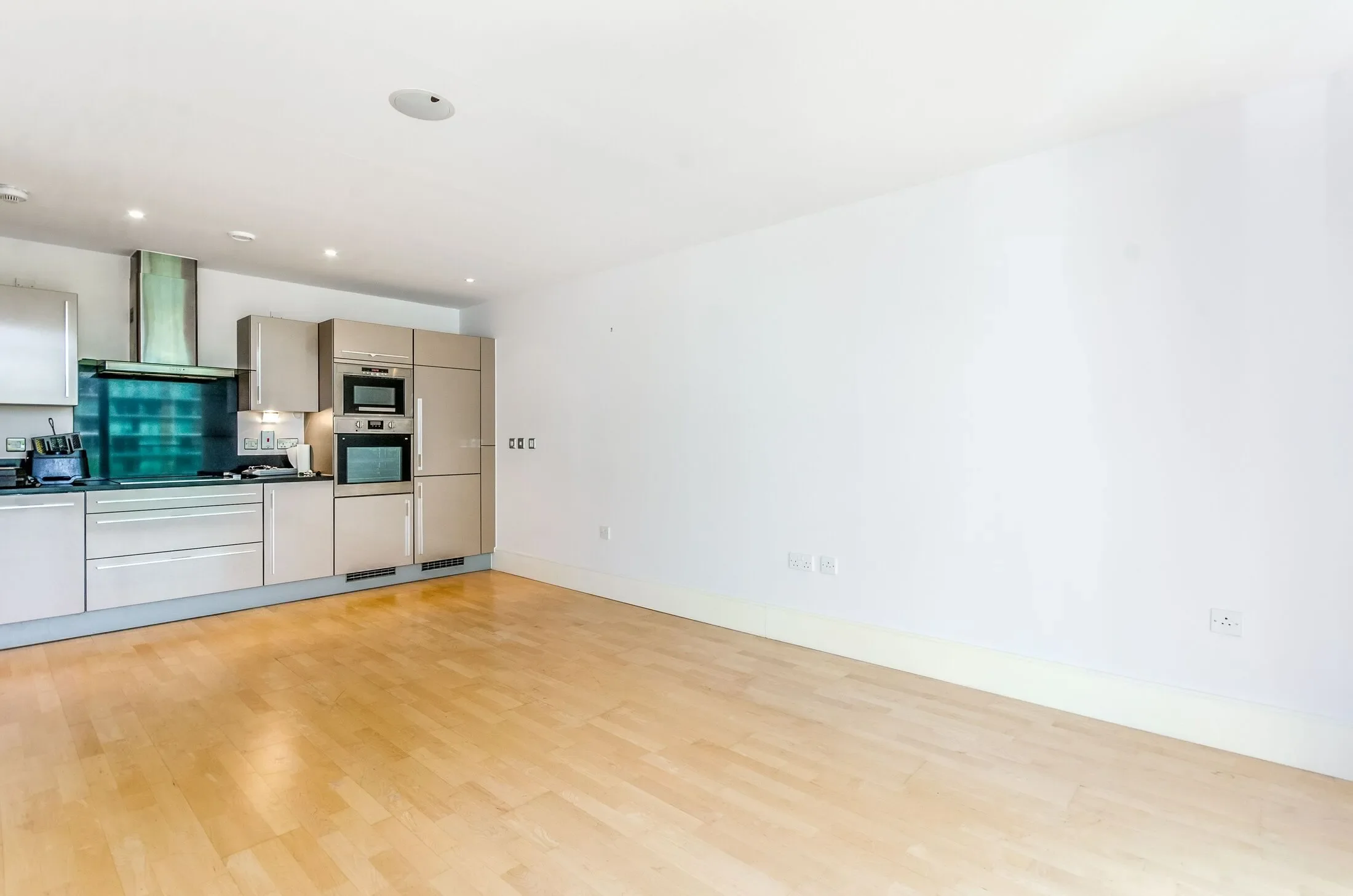 Flat Kelvin Road in Greater London