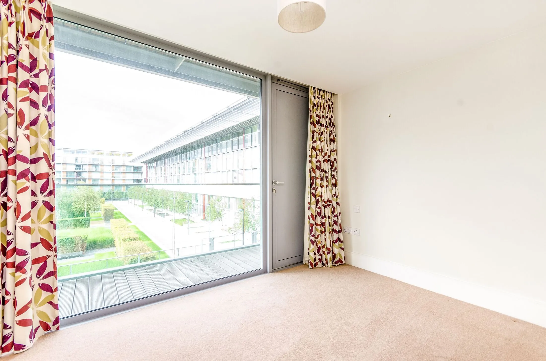 Flat Kelvin Road in Greater London