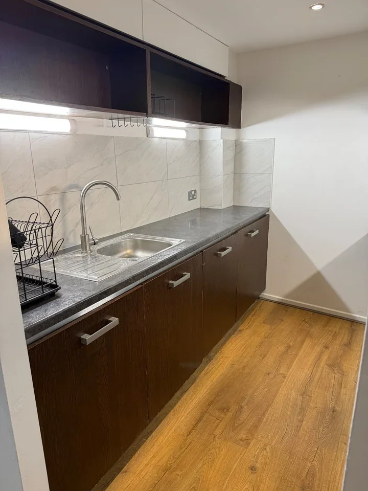 Flat Broadway in Greater London