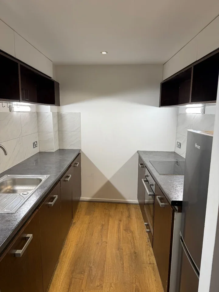 Flat Broadway in Greater London