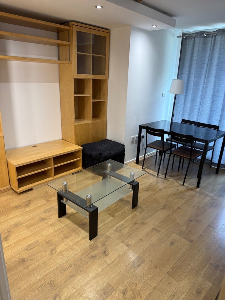 Flat Broadway in Greater London
