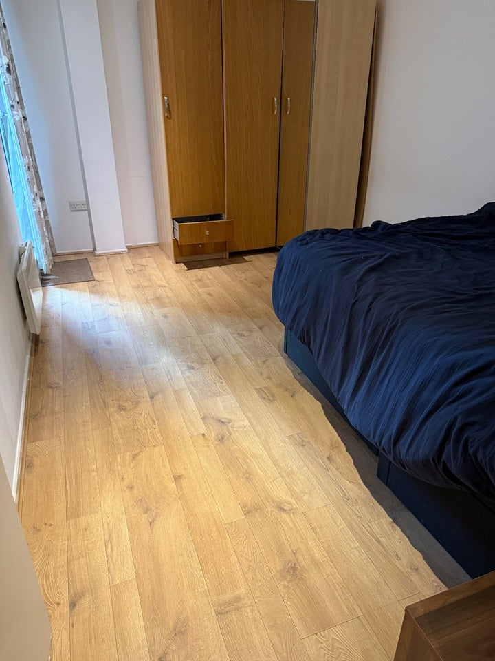 Flat Broadway in Greater London