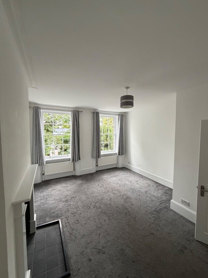 Flat Stratheden Road in Greater London