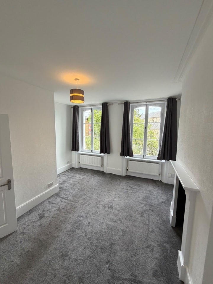 Flat Stratheden Road in Greater London