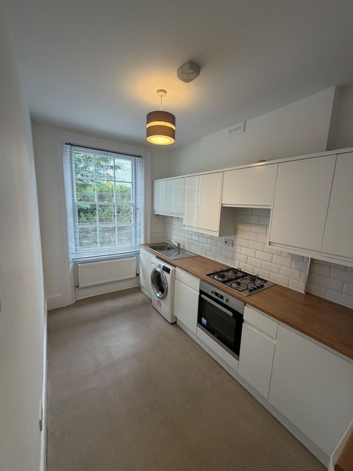 Flat Stratheden Road in Greater London