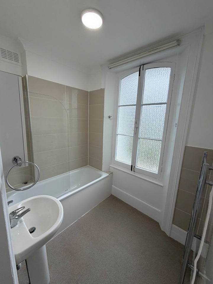 Flat Stratheden Road in Greater London