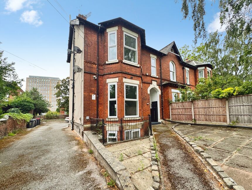 Flat Belgrave Crescent in Manchester