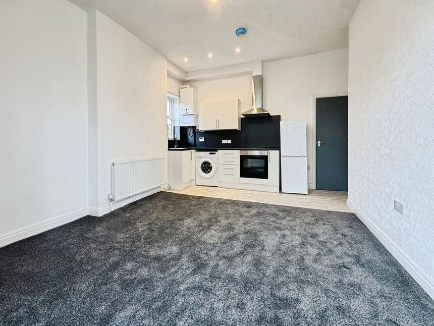 Flat Belgrave Crescent in Manchester