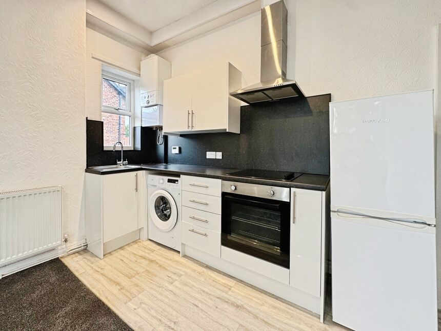 Flat Belgrave Crescent in Manchester