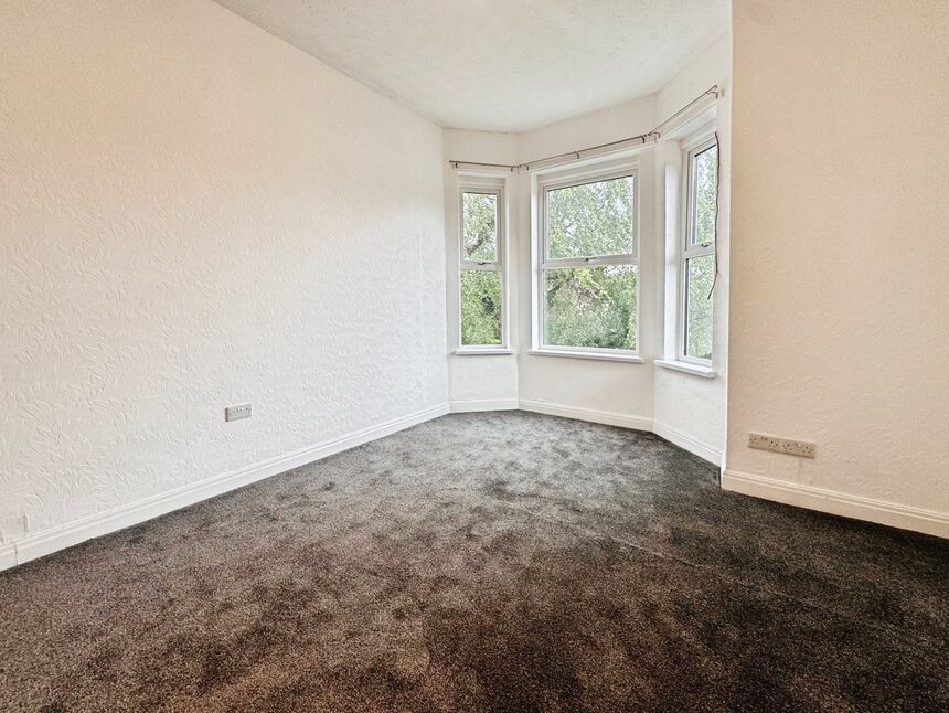 Flat Belgrave Crescent in Manchester