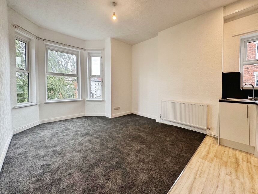 Flat Belgrave Crescent in Manchester