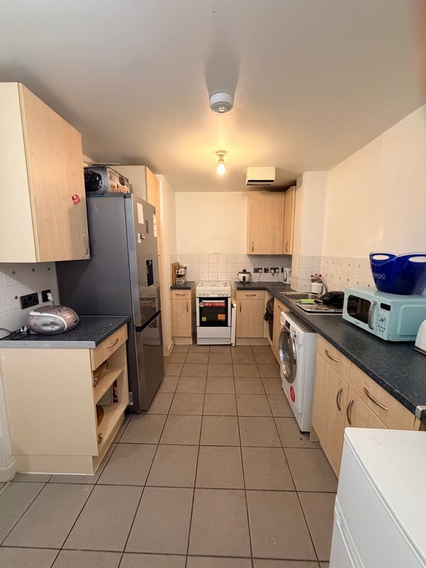 Room Campion Road in Greater London