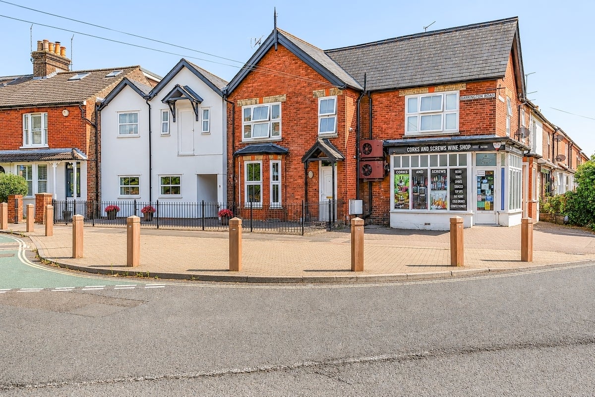 Flat Barrington Road in Horsham
