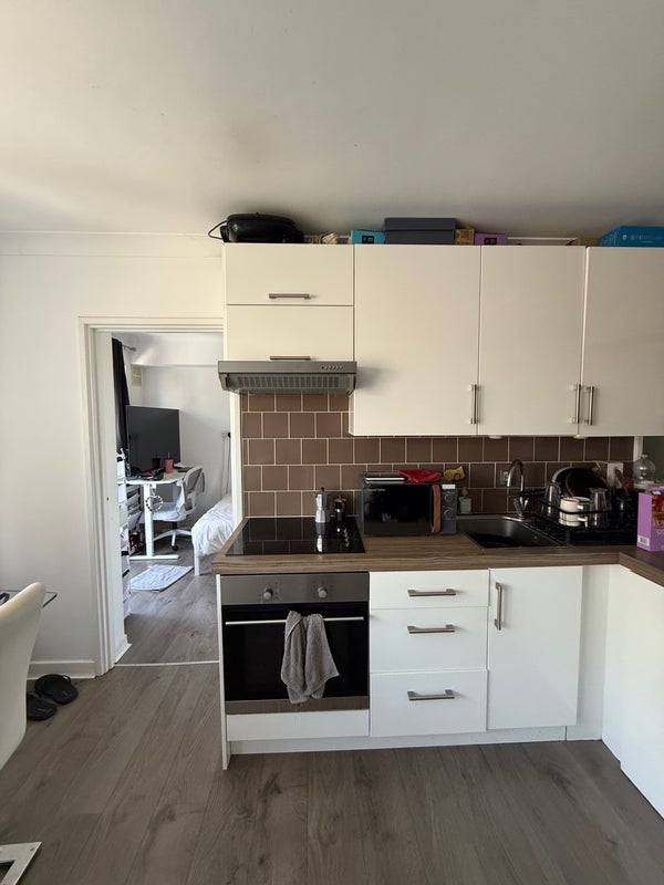 Room Malvern Way in Greater London