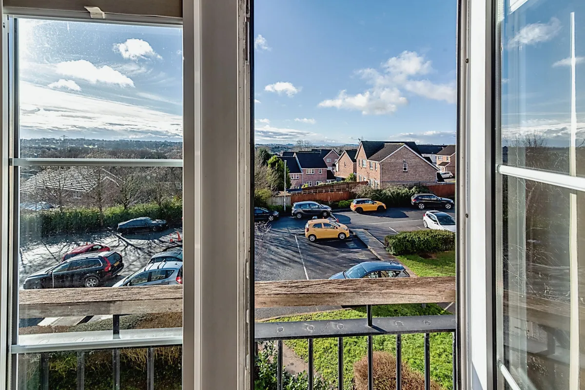 Flat Heol Pontprennau in Cardiff