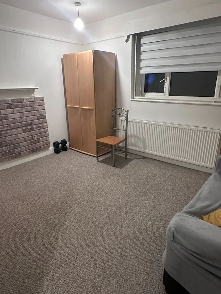Flat Pauntley Street in Greater London
