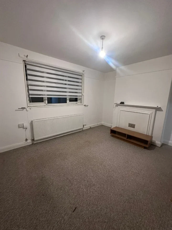 Flat Pauntley Street in Greater London