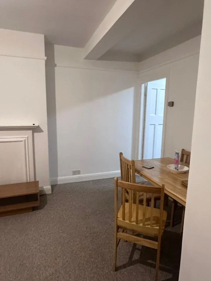 Flat Pauntley Street in Greater London