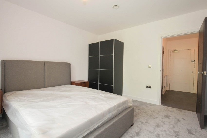 Flat Kew Bridge Road in Greater London