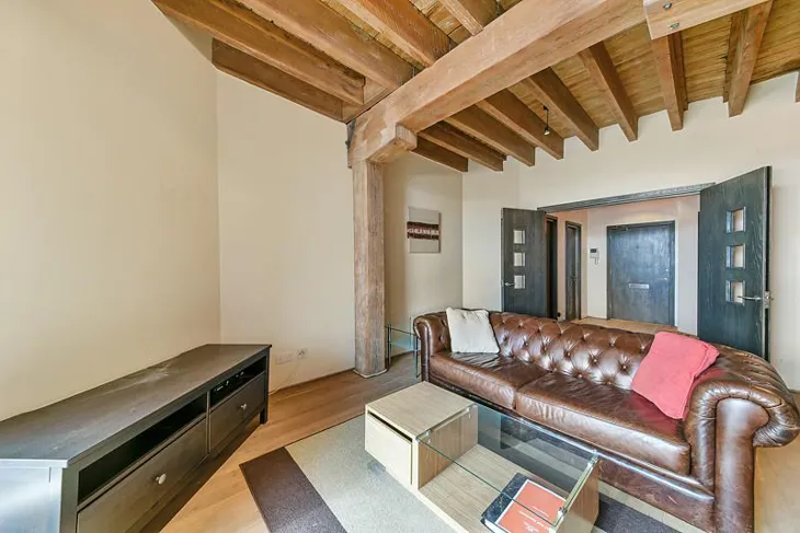 Flat Hertsmere Road in Greater London