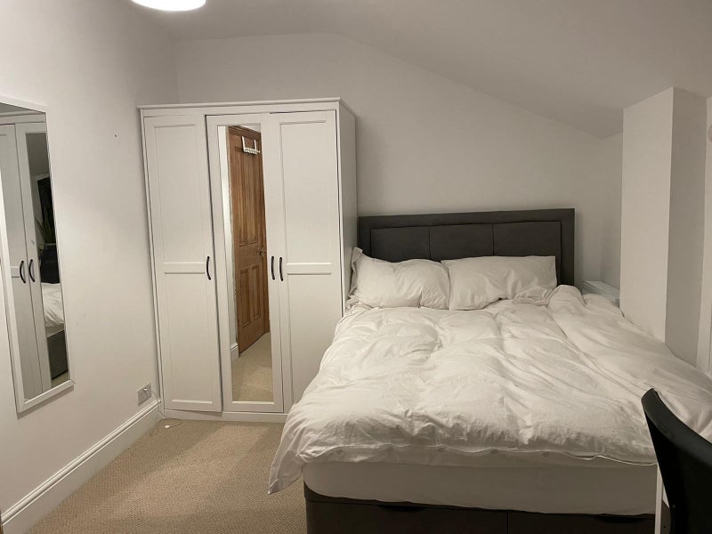 Room Killyon Road in Greater London