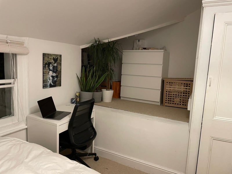 Room Killyon Road in Greater London